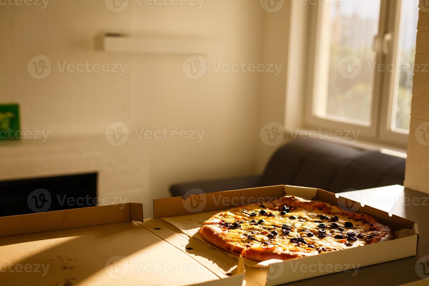 gustoso Pizza nel cartone scatola su tavolo foto