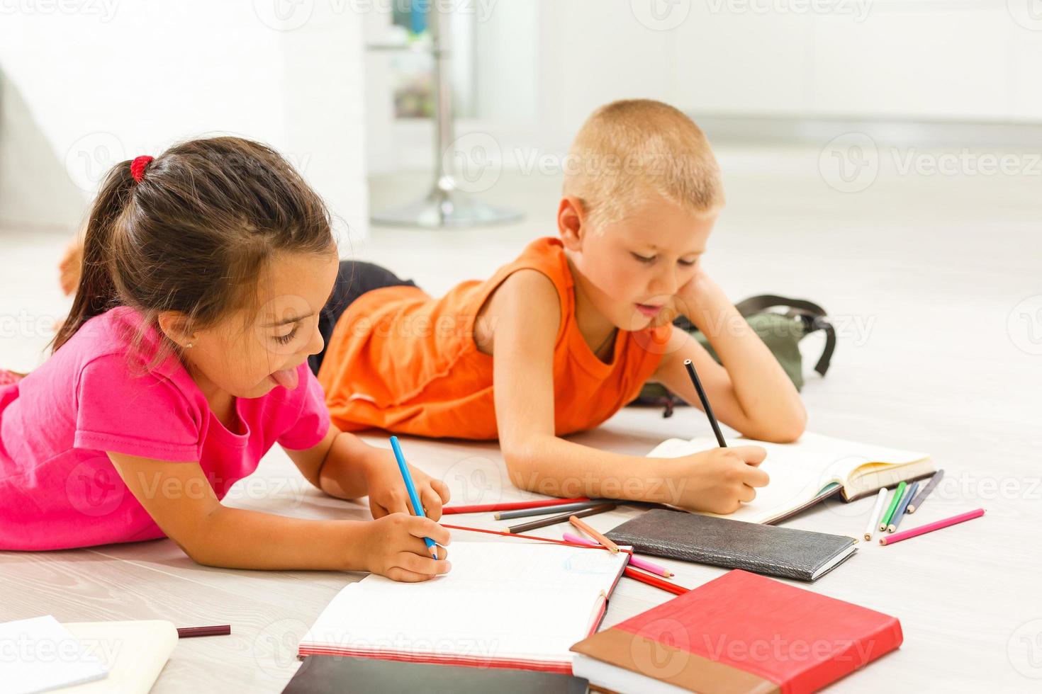 covid-19 coronavirus e apprendimento a partire dal casa, casa scuola ragazzo concetto. poco bambini studia in linea apprendimento a partire dal casa con il computer portatile. quarantena e sociale distanziamento concetto. foto