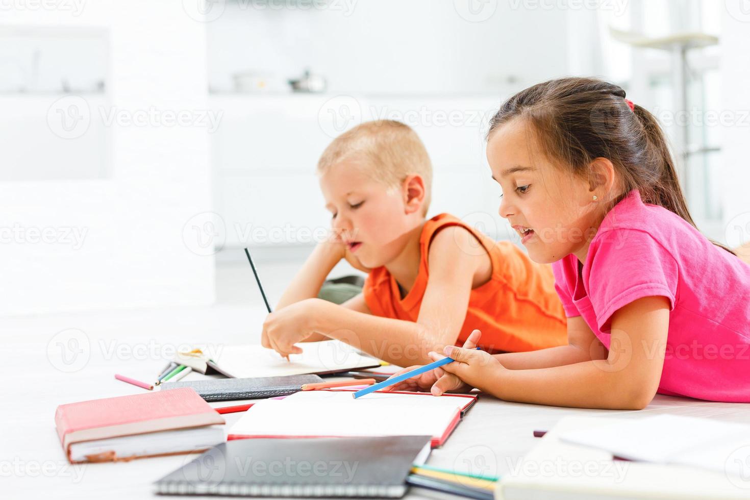 covid-19 coronavirus e apprendimento a partire dal casa, casa scuola ragazzo concetto. poco bambini studia in linea apprendimento a partire dal casa con il computer portatile. quarantena e sociale distanziamento concetto. foto