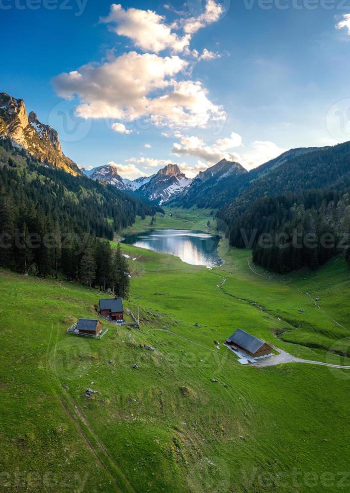 un' azienda agricola nel il valle Il prossimo per un' montagna lago foto