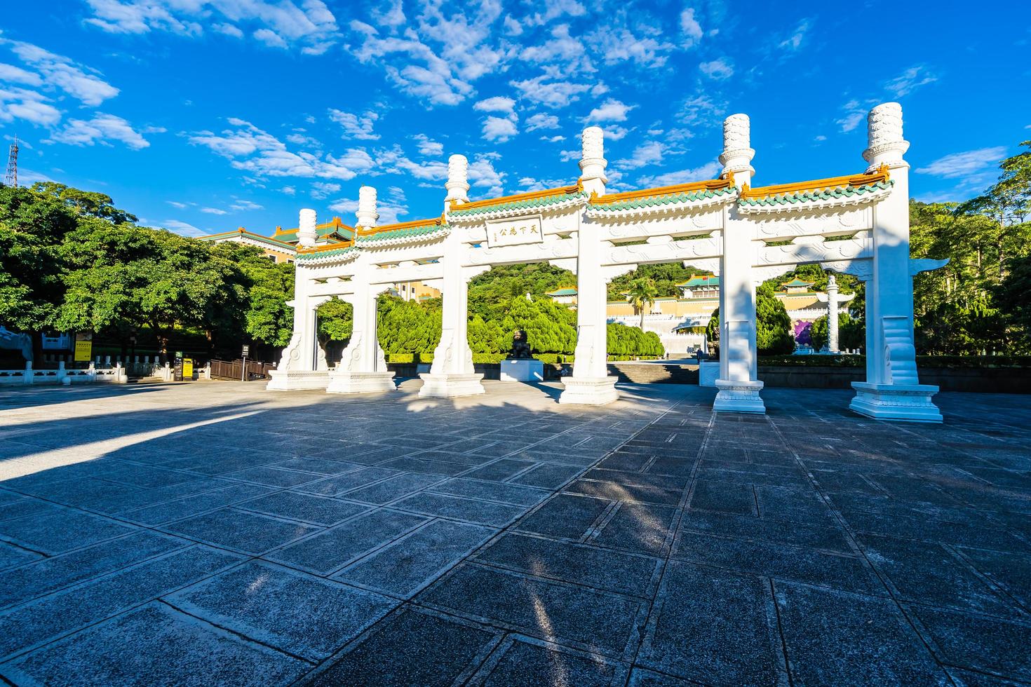 cancello al museo del palazzo nazionale nella città di taipei, taiwan foto