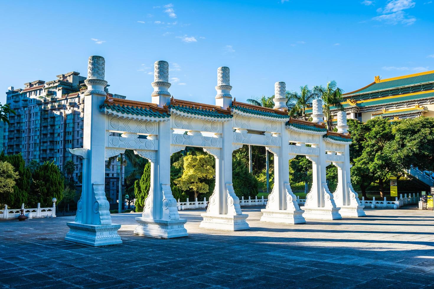 cancello al museo del palazzo nazionale nella città di taipei, taiwan foto