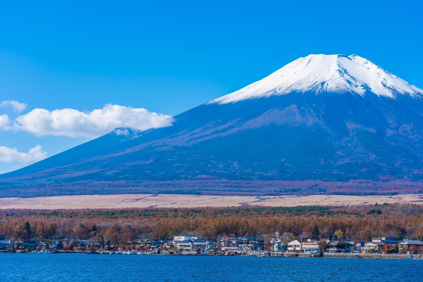 mt. fuji e il lago yamanakako in giappone foto