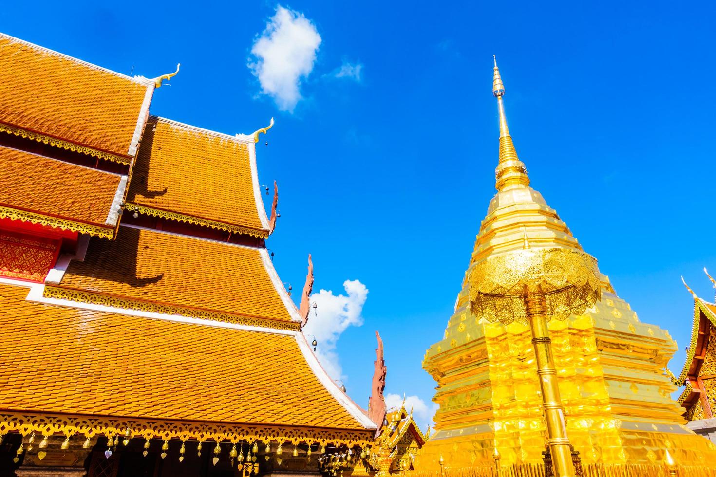 pagoda d'oro a wat phrathat doi suthep, punto di riferimento di chiangmai in thailandia foto