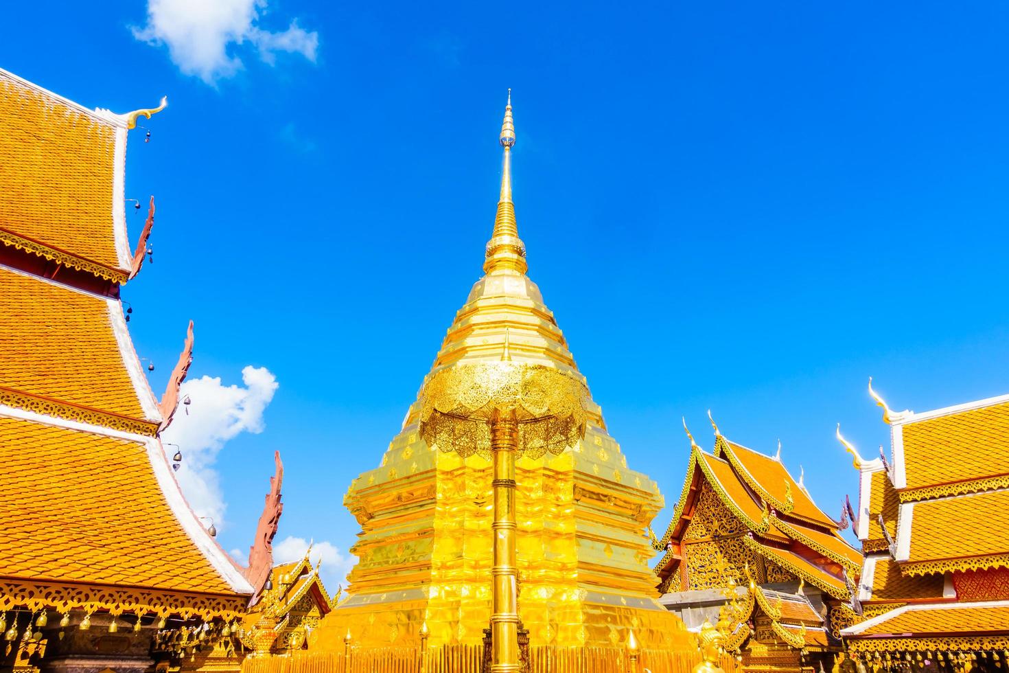 pagoda d'oro a wat phrathat doi suthep, punto di riferimento di chiangmai in thailandia foto