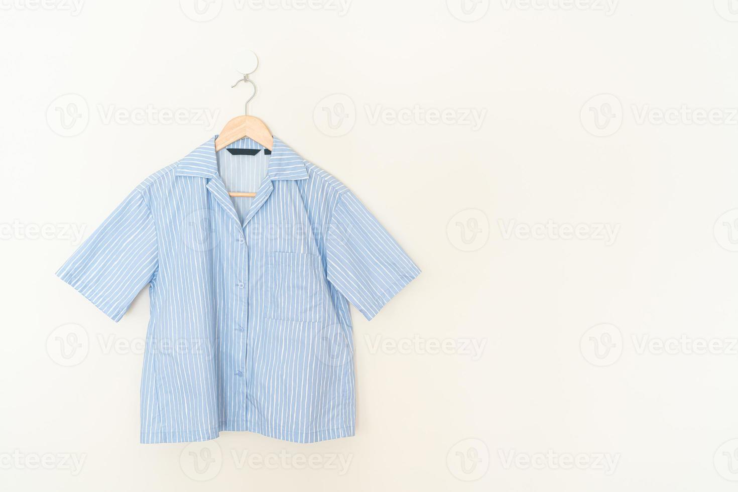 camicia bella donna appesa al muro foto