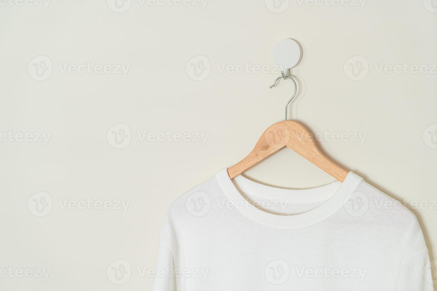 t-shirt appesa con appendiabiti in legno foto