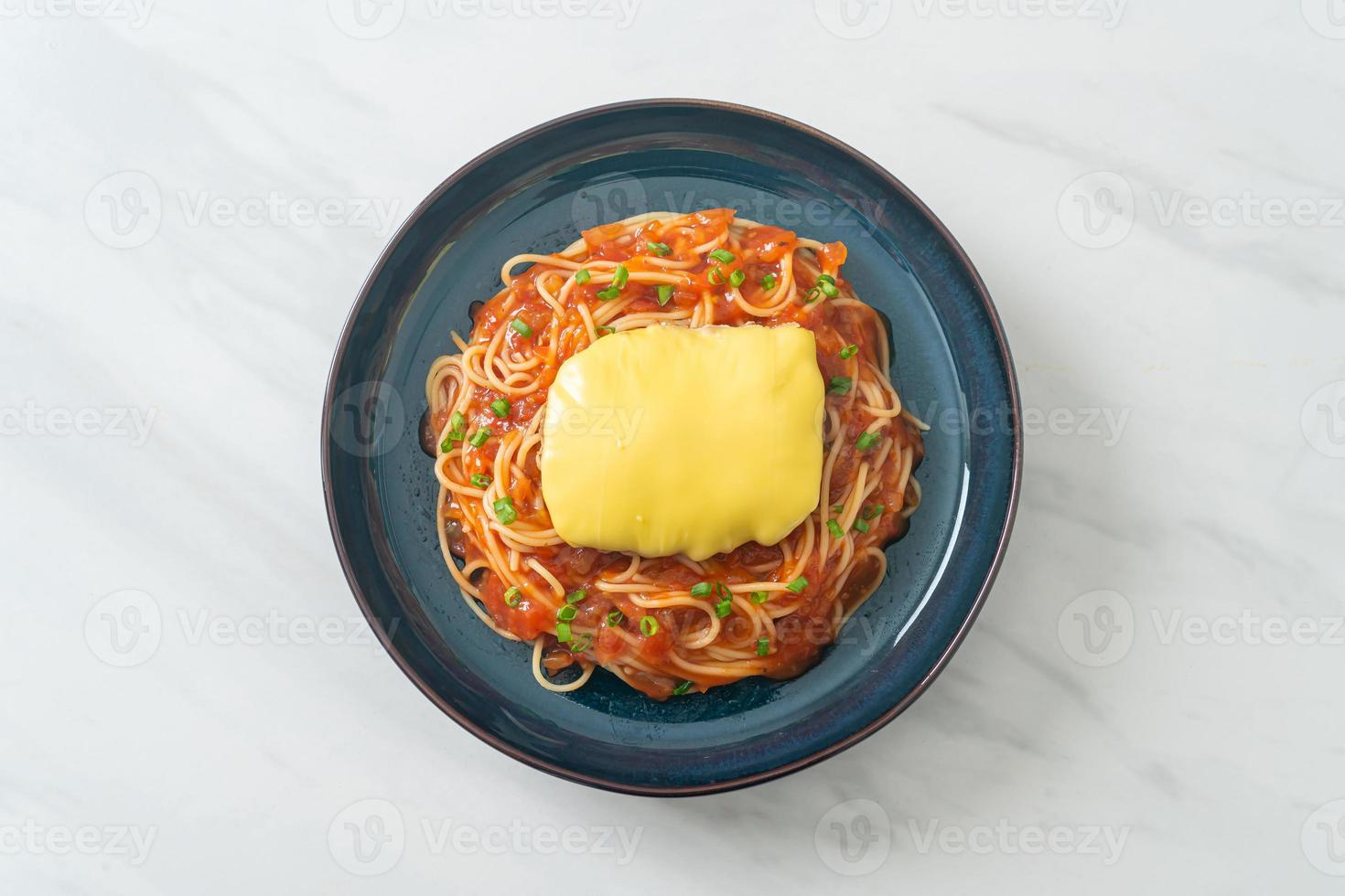 spaghetti al sugo di pomodoro con amburgo e formaggio foto
