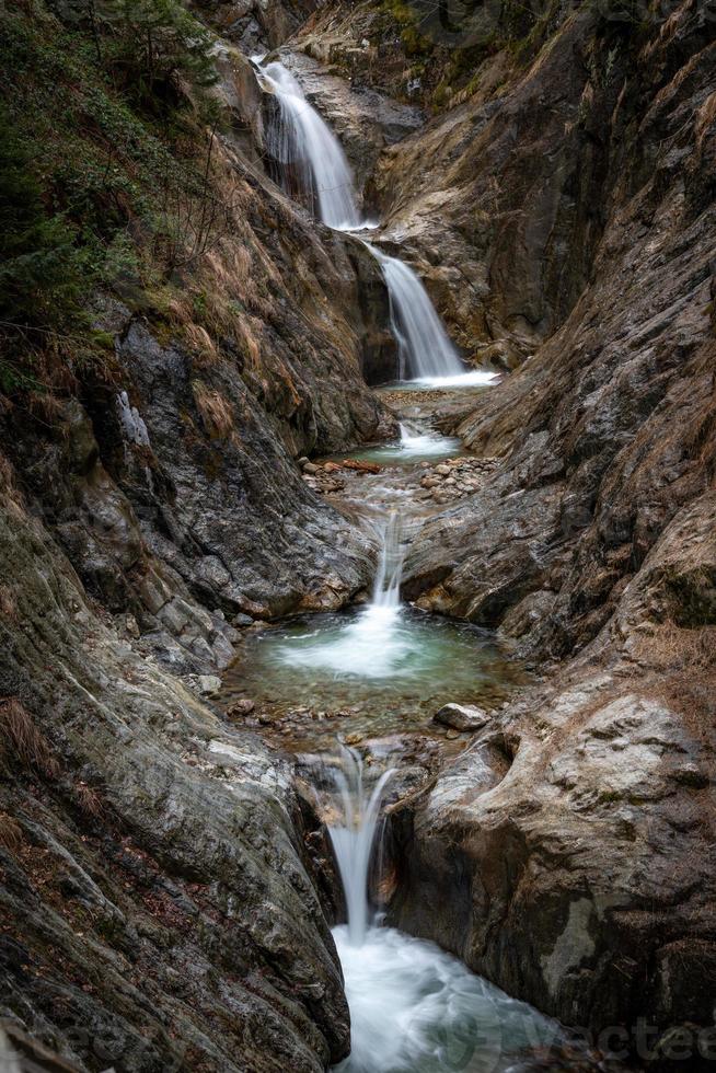 un' gola con un' cascata nel il montagne foto