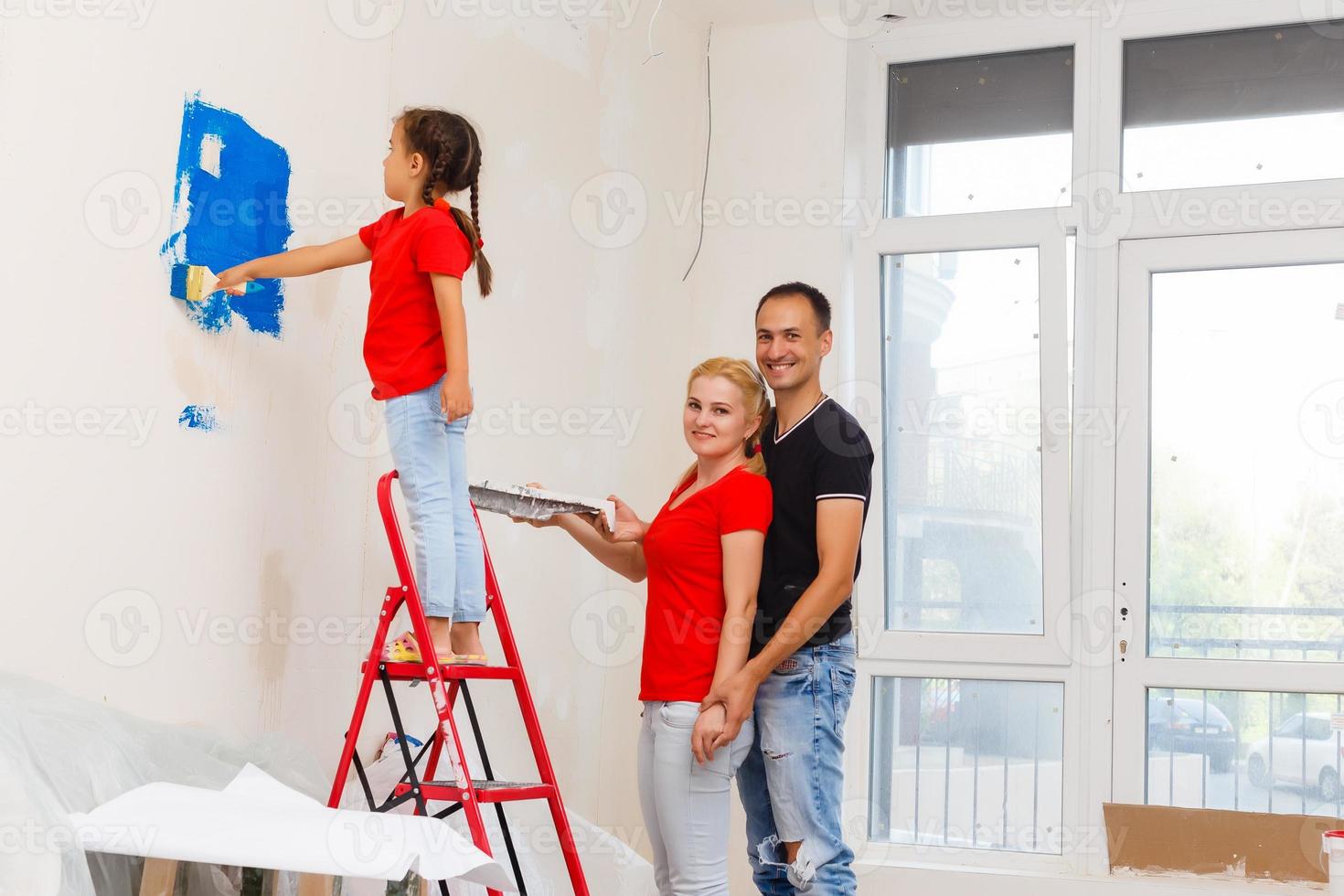 giovane contento famiglia fare riparazione nel il Casa per saldi. concetto di Casa vendita. casa riparazione. foto