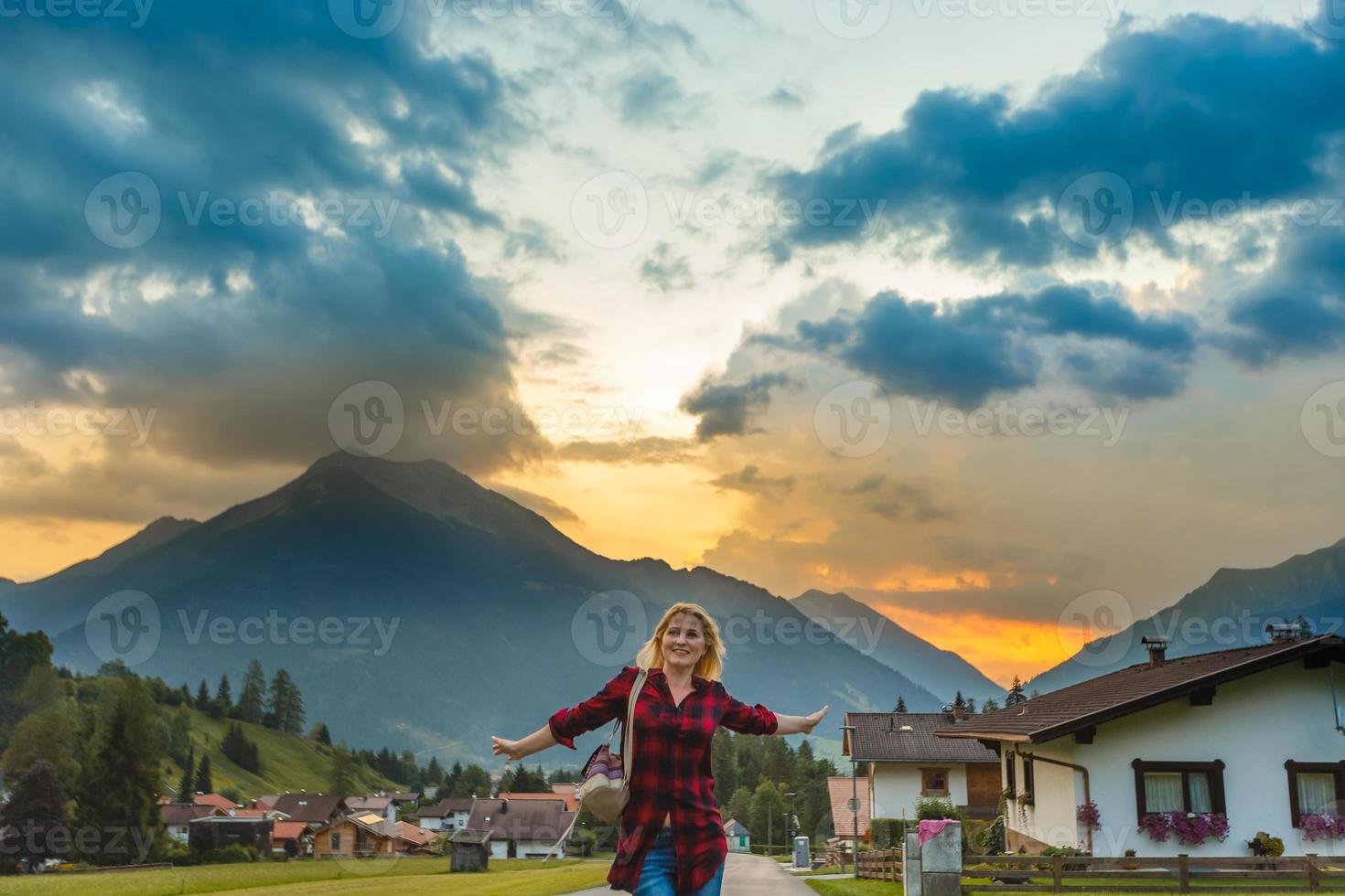 giovane bellissimo donna viaggiatore , montagne Alpi sfondo, foto