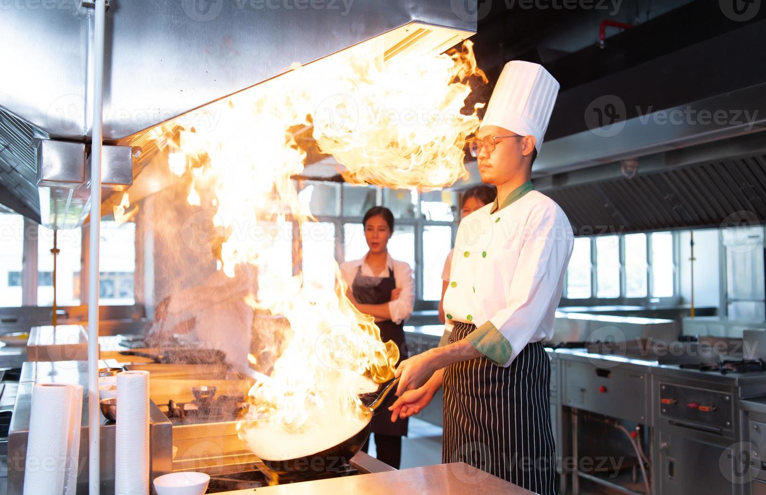 chef quello specializzarsi nel cucinando volontà essere meticoloso con ogni cucinando processi. anche minore dettagli volontà non essere trascurato. come con saltato in padella, alto calore volontà essere Usato fino a un' fiammeggiante fiamma appare foto