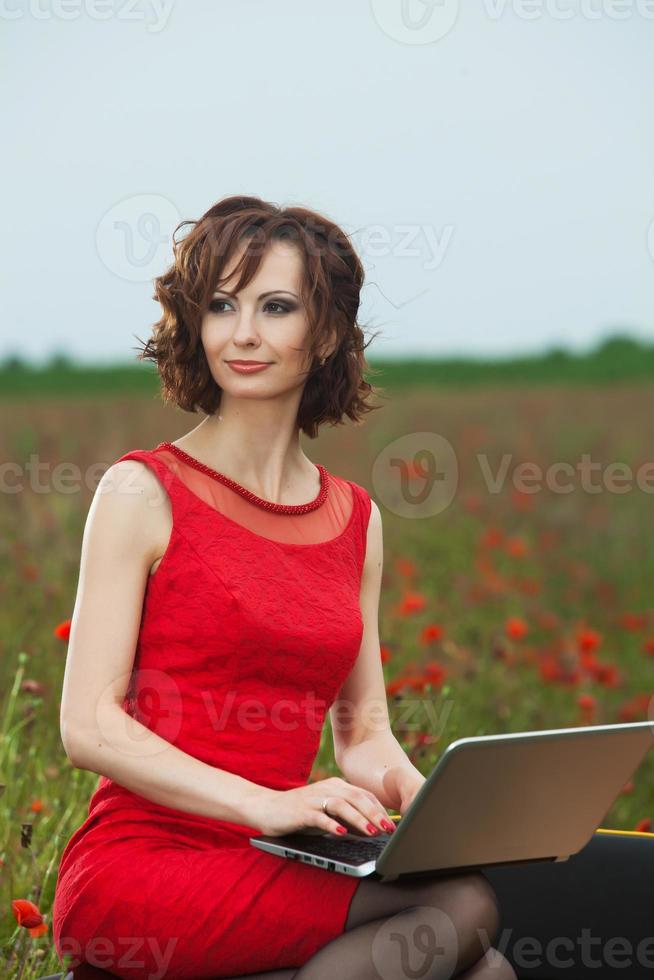 bellissimo donna o attività commerciale donna parlando su un' cellula Telefono fuori. all'aperto ritratto di un' bellissimo contento donna d'affari parlando su cellula Telefono. foto