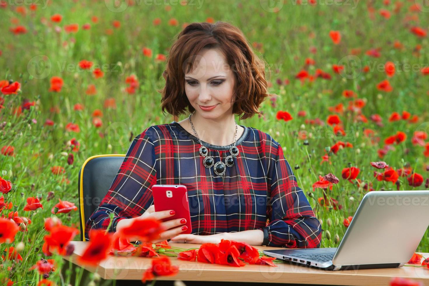 bellissimo donna o attività commerciale donna parlando su un' cellula Telefono fuori. all'aperto ritratto di un' bellissimo contento donna d'affari parlando su cellula Telefono. foto