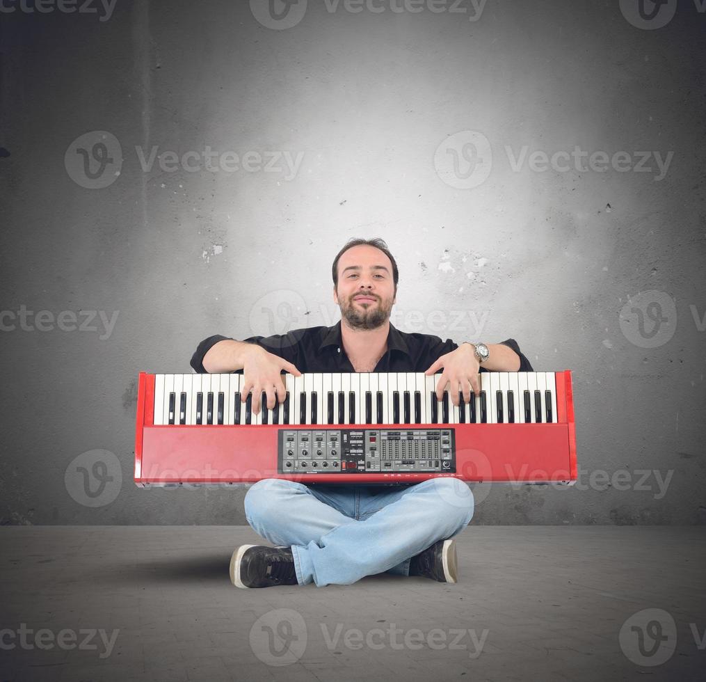 uomo con pianoforte musica foto