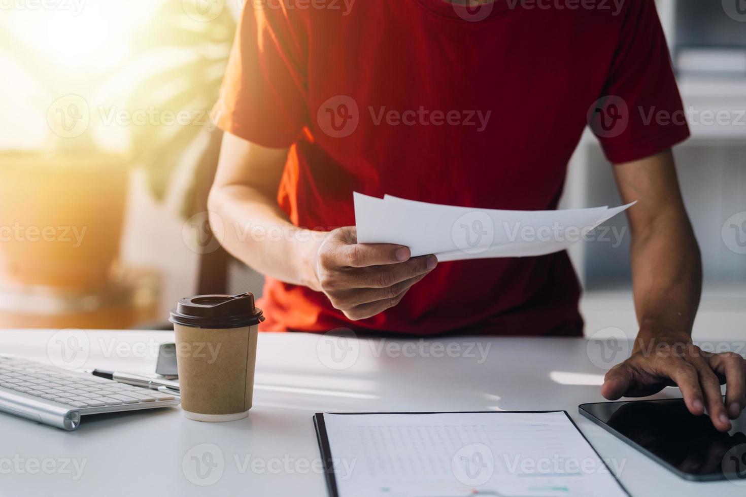 gli analisti finanziari analizzano i rapporti finanziari aziendali su un progetto di investimento di pianificazione di un tablet digitale durante una discussione in una riunione aziendale che mostra i risultati del loro lavoro di squadra di successo. foto