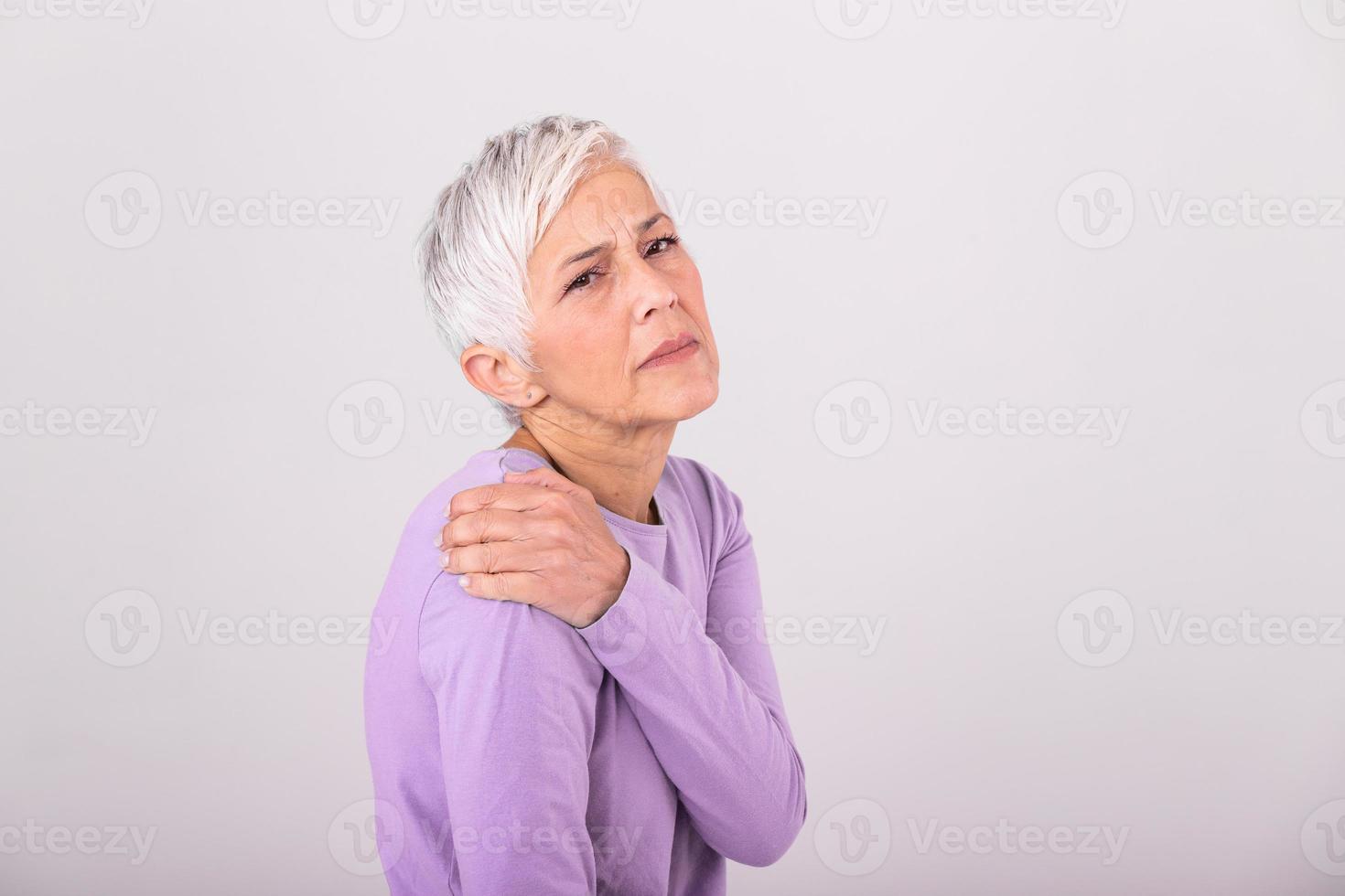 anziano donna con spalla dolore. anziano donna è duraturo terribile dolore. spalla dolore nel un anziano persona. anziano signora con spalla dolore foto