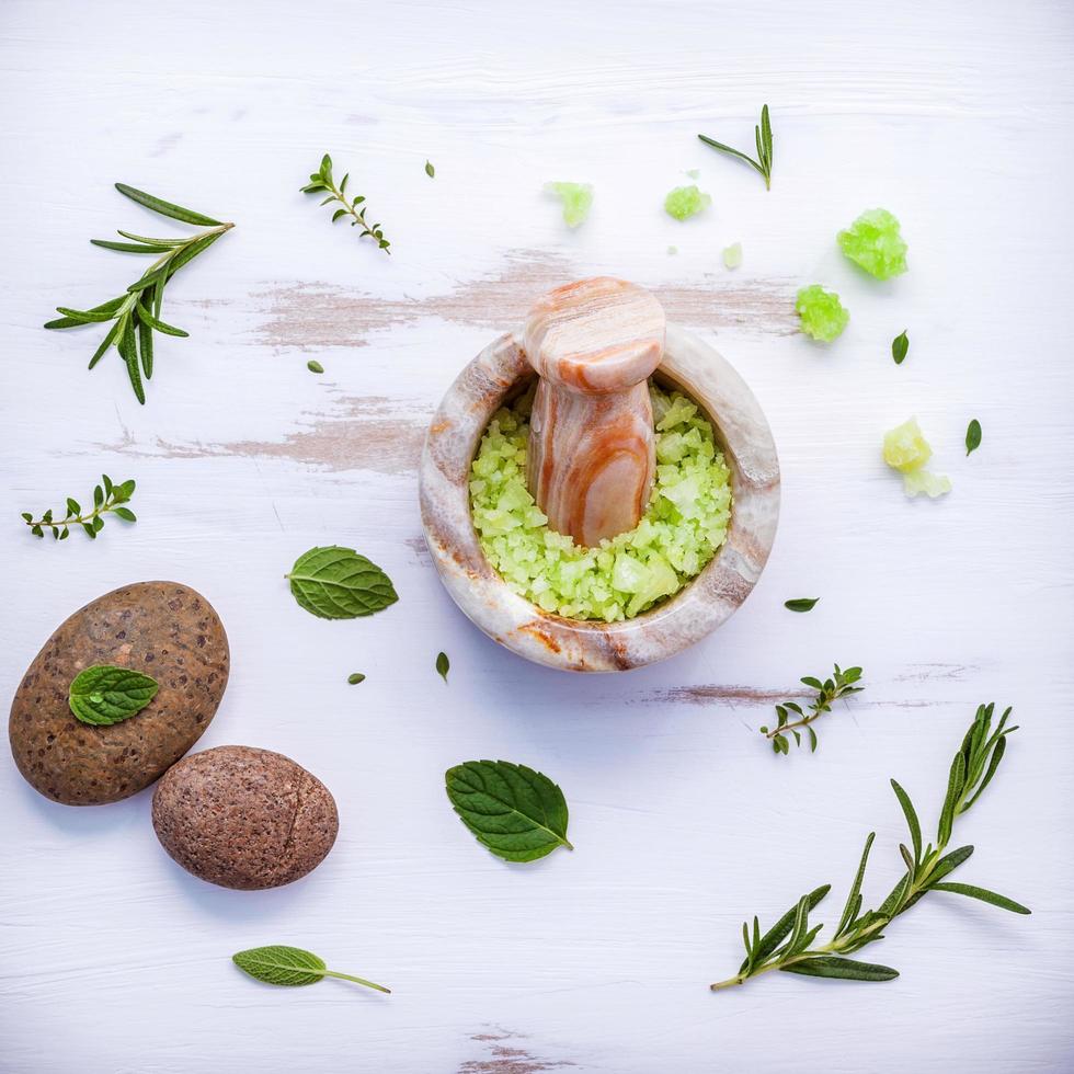 sale da bagno alla menta piperita in un mortaio foto