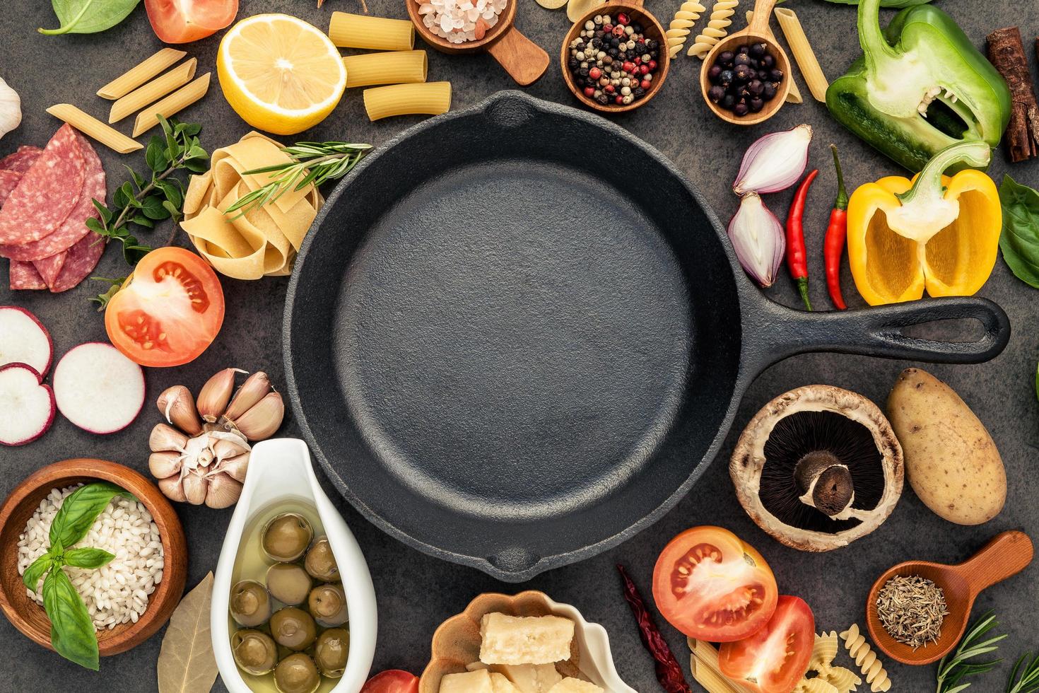 vista dall'alto di padella e ingredienti foto