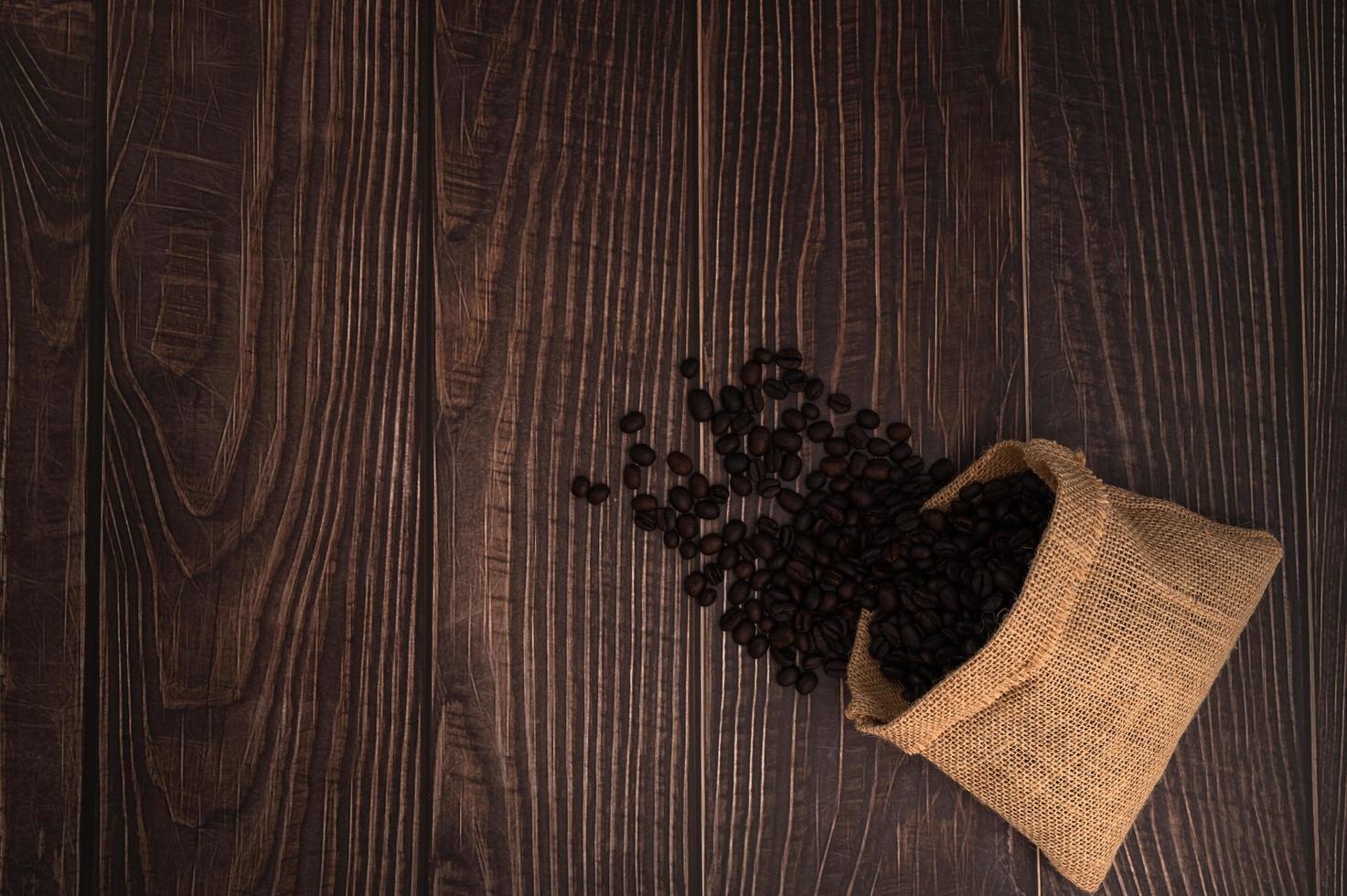 chicchi di caffè sul tavolo foto