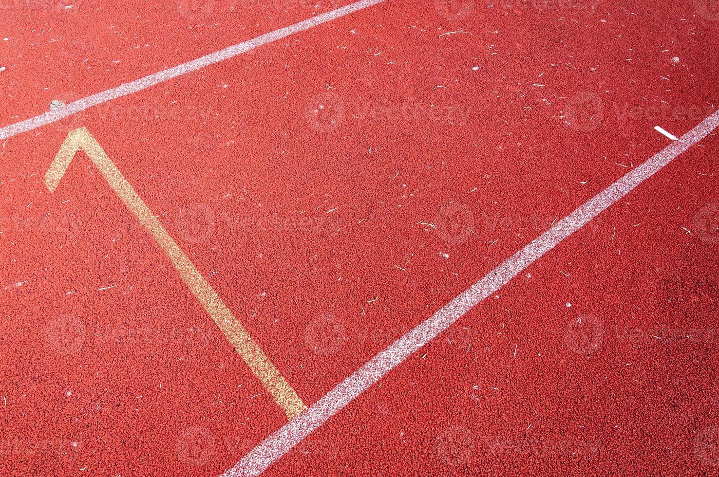 numeri di partenza punto su rosso in esecuzione pista, corsa traccia ,diretto Atletica in esecuzione traccia a sport stadio foto