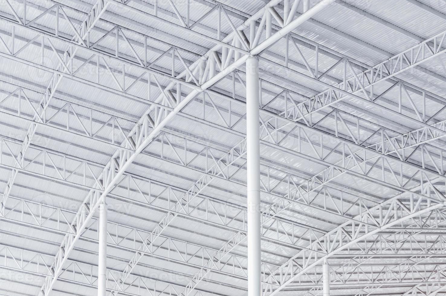 grande acciaio struttura traliccio, tetto telaio e metallo foglio nel edificio costruzione luogo foto