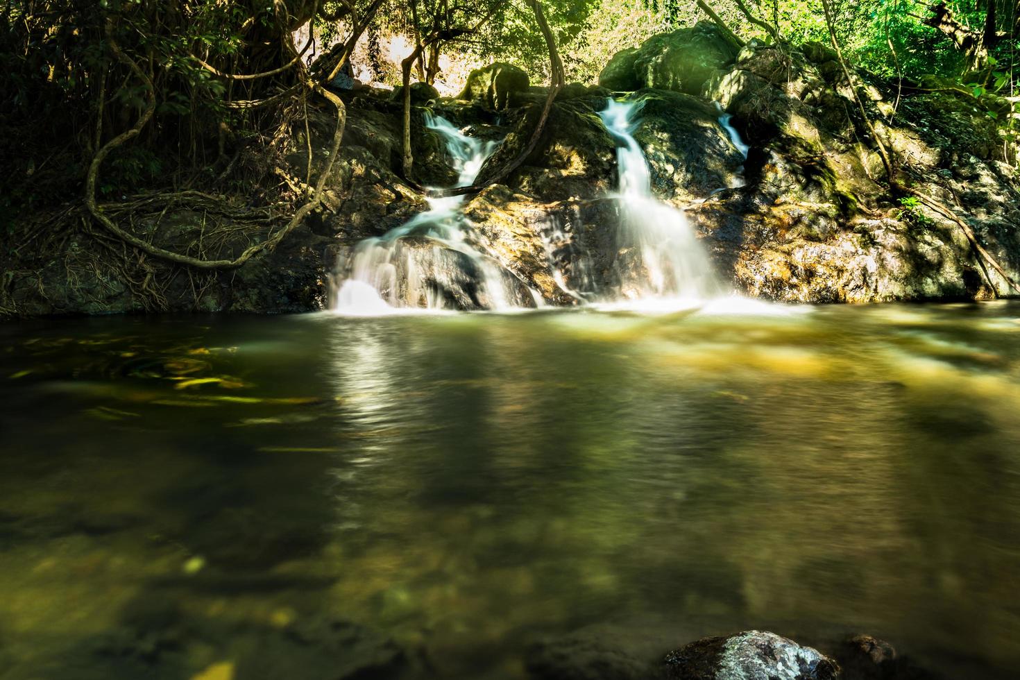 cascata di sarika in thailandia foto