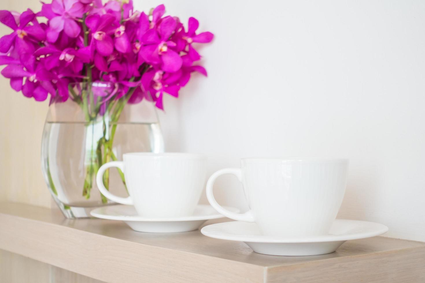 tazza di caffè con vaso di fiori foto