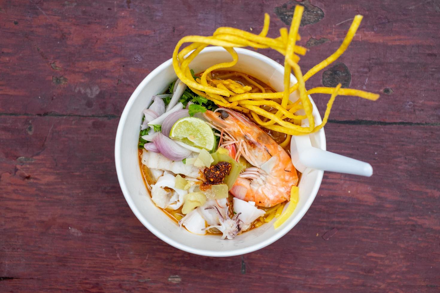 khao soi dish, thailandia zuppa di noodle al curry in stile nordico con frutti di mare foto