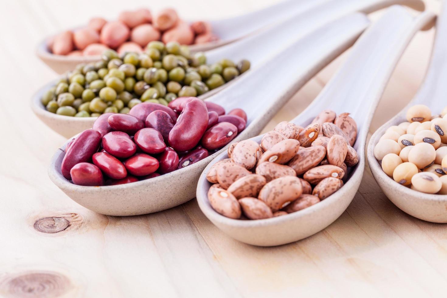 cucchiai bianchi di fagioli e lenticchie foto