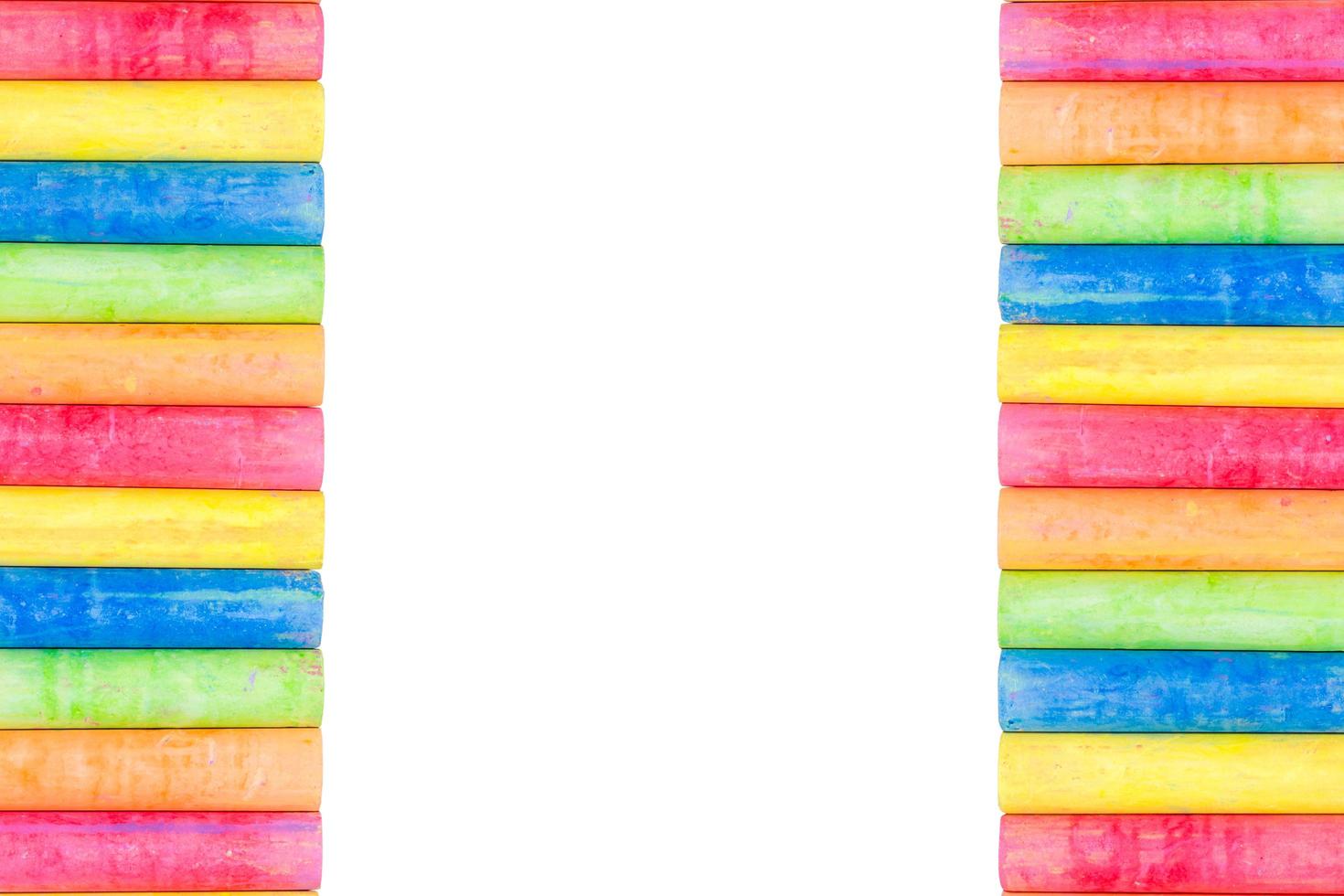 righe di gesso color arcobaleno isolato su uno sfondo bianco foto