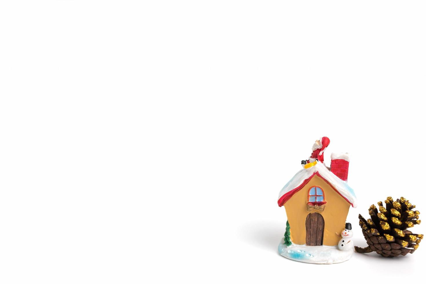 scena di natale della figurina di babbo natale seduto su un tetto su uno sfondo bianco foto
