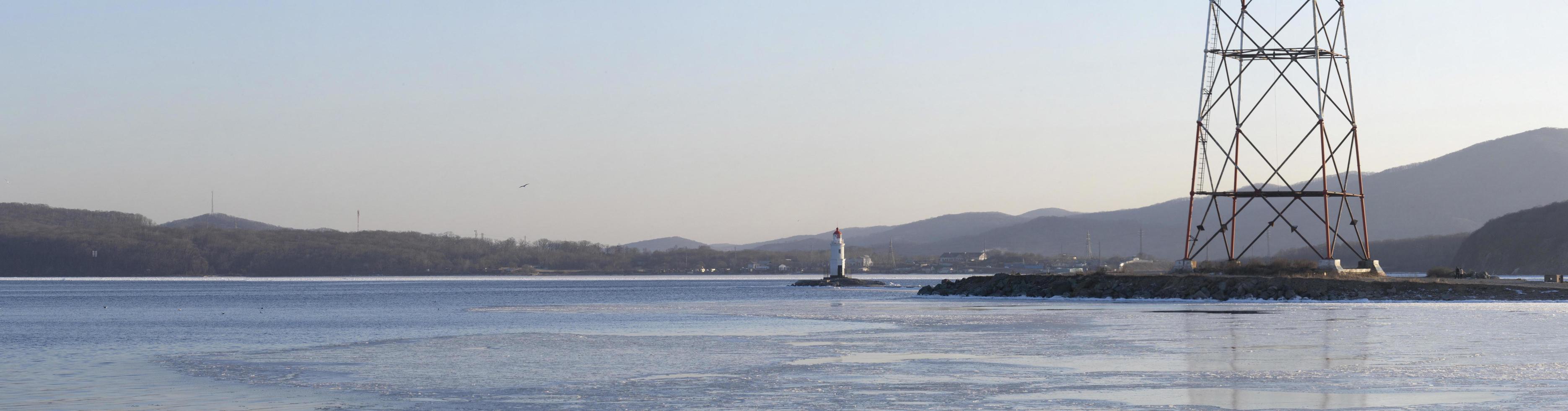 panorama marino con vista baia di amur e il faro di tokarev a vladivostok, russia foto