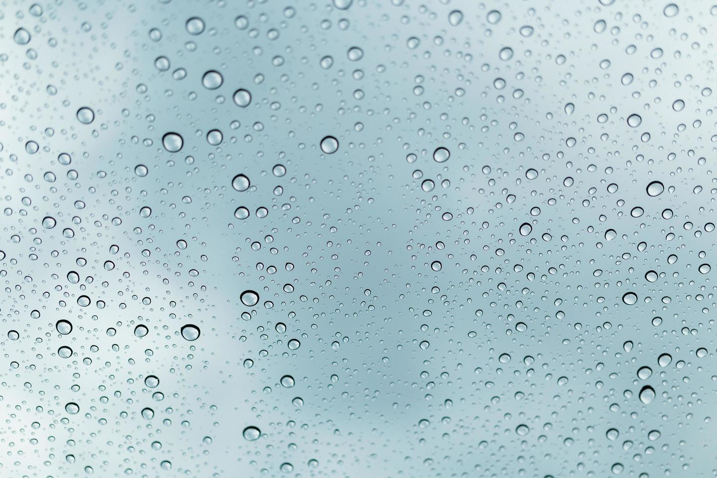 gocce di pioggia su una superficie di vetro di una finestra foto