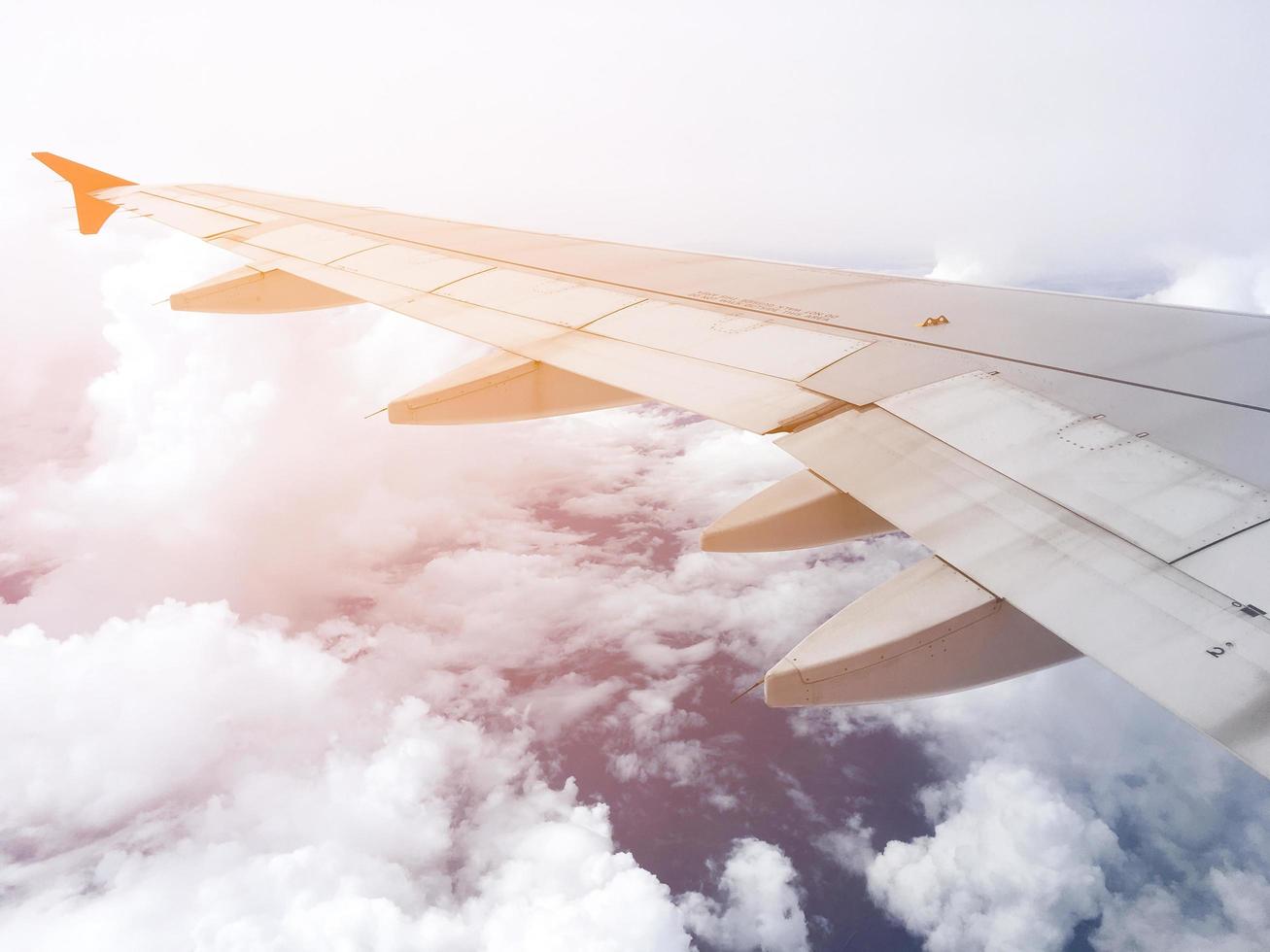 cielo blu e nuvole vista attraverso il finestrino di un aeroplano foto