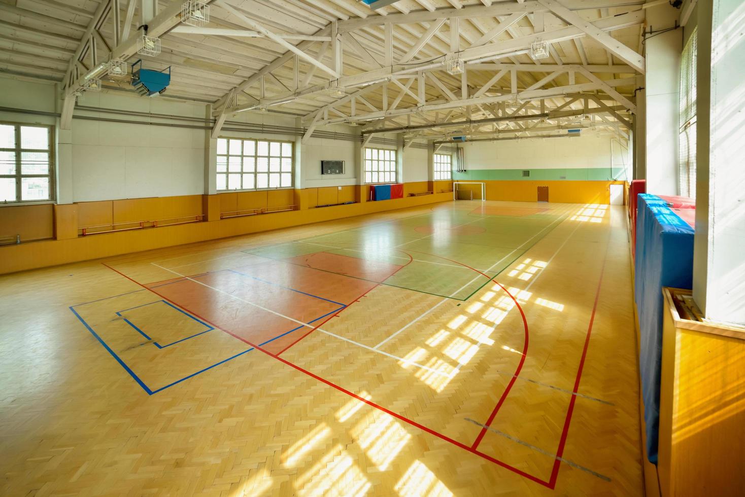 campo da basket al coperto foto