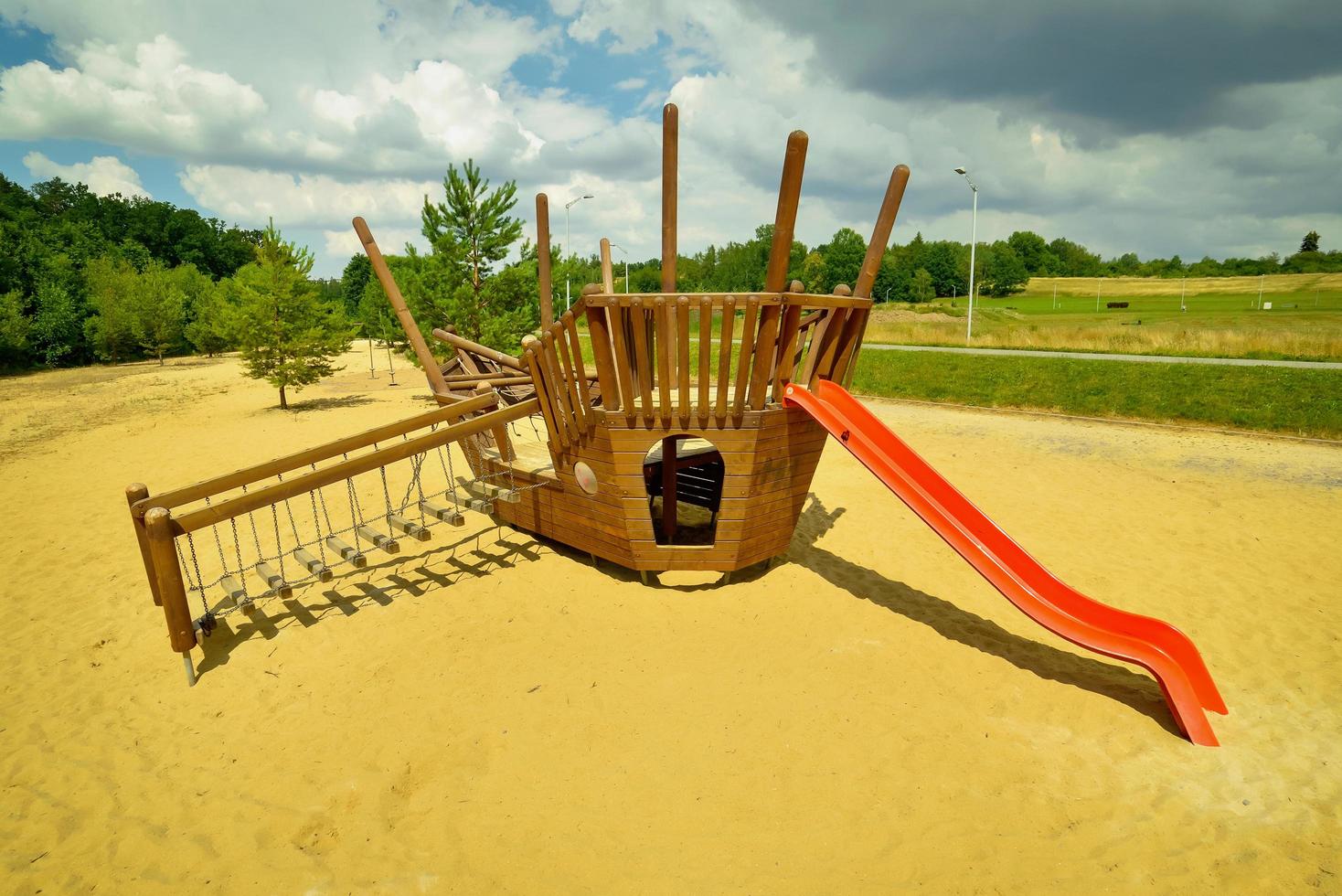 parco giochi per bambini moderno attrezzato in una giornata di sole foto