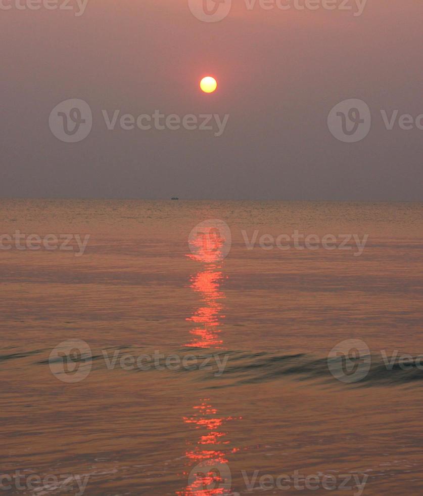 il sole è in aumento, il sole è luminosa, il mattina mare a cha-am spiaggia foto