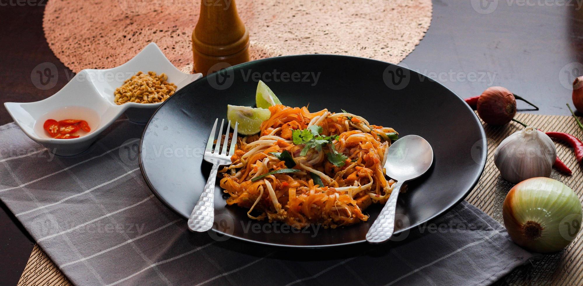 tailandese cibo tampone tailandese tailandese nazionale piatto tampone tailandese su nero piatto con lime e condimenti. foto
