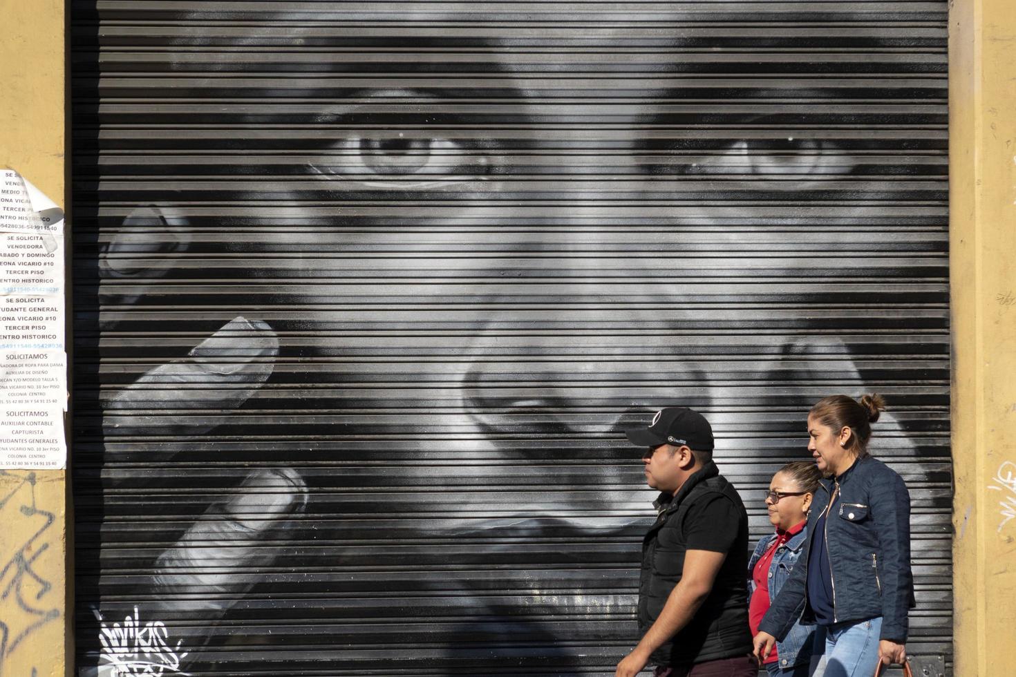 Messico città, Messico - gennaio 30 2019 - tutti il negozi rotolo giù cancelli avere spray dipinto graffiti foto