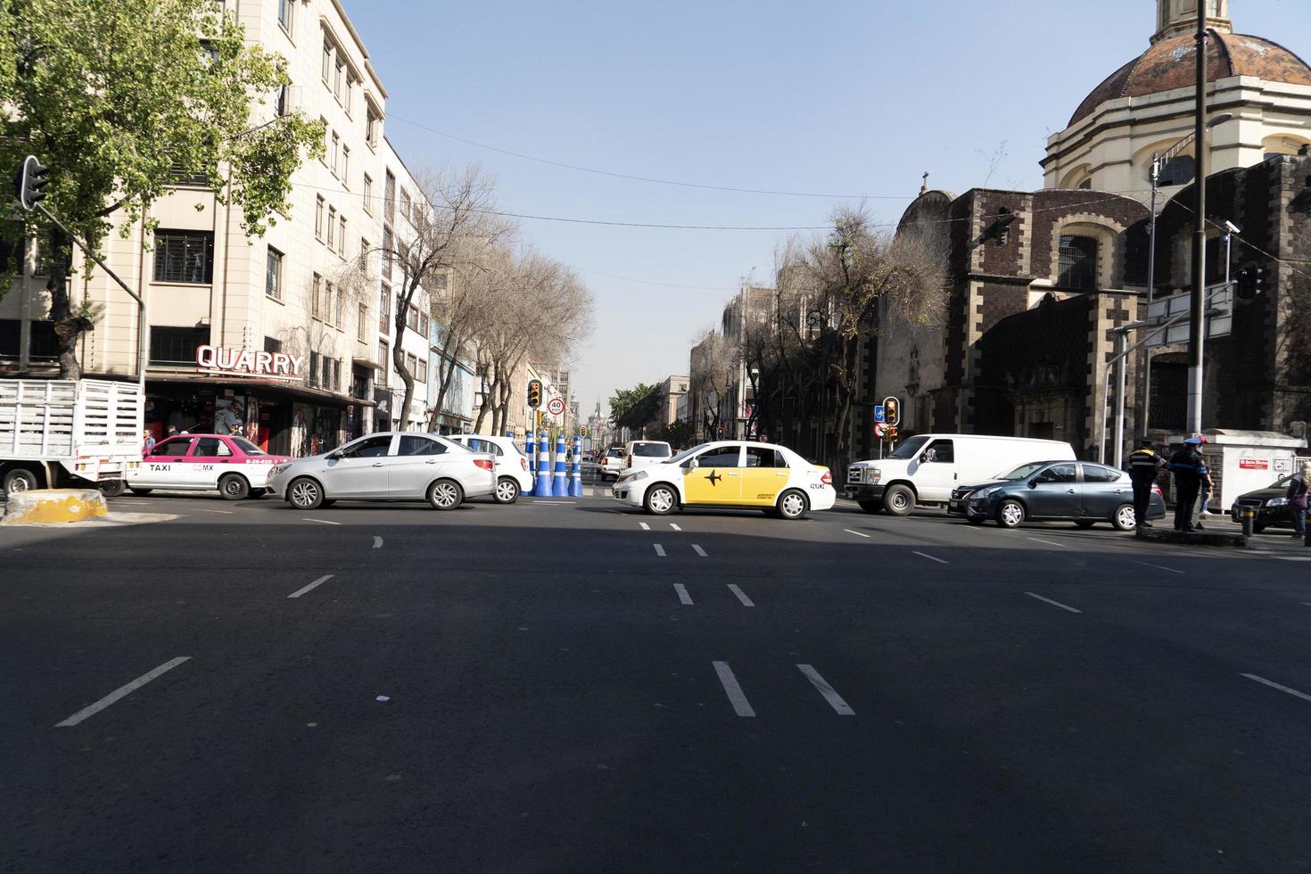 Messico città, Messico - gennaio 30 2019 - tutti il negozi rotolo giù cancelli avere spray dipinto graffiti foto