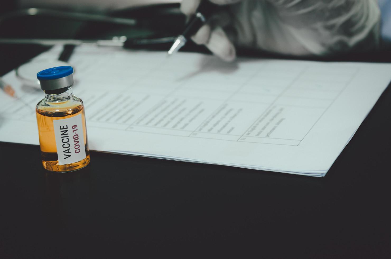 vaccino e lista di controllo su un tavolo foto