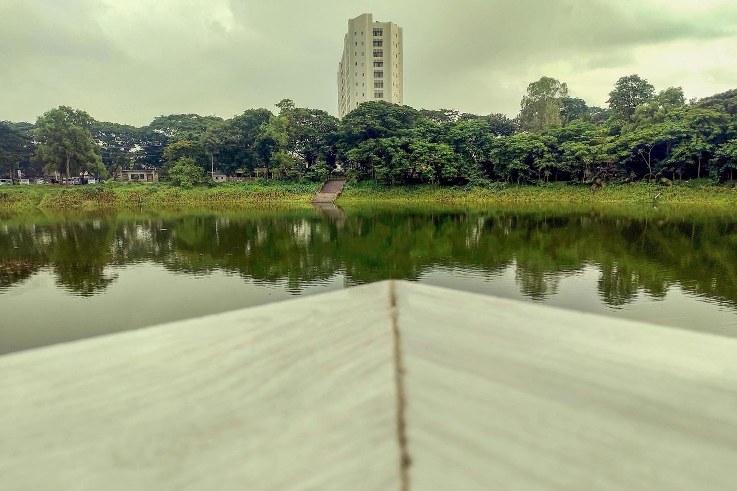 edificio e bellissimo natura lago nel il parco paesaggio sfondo sfondo foto