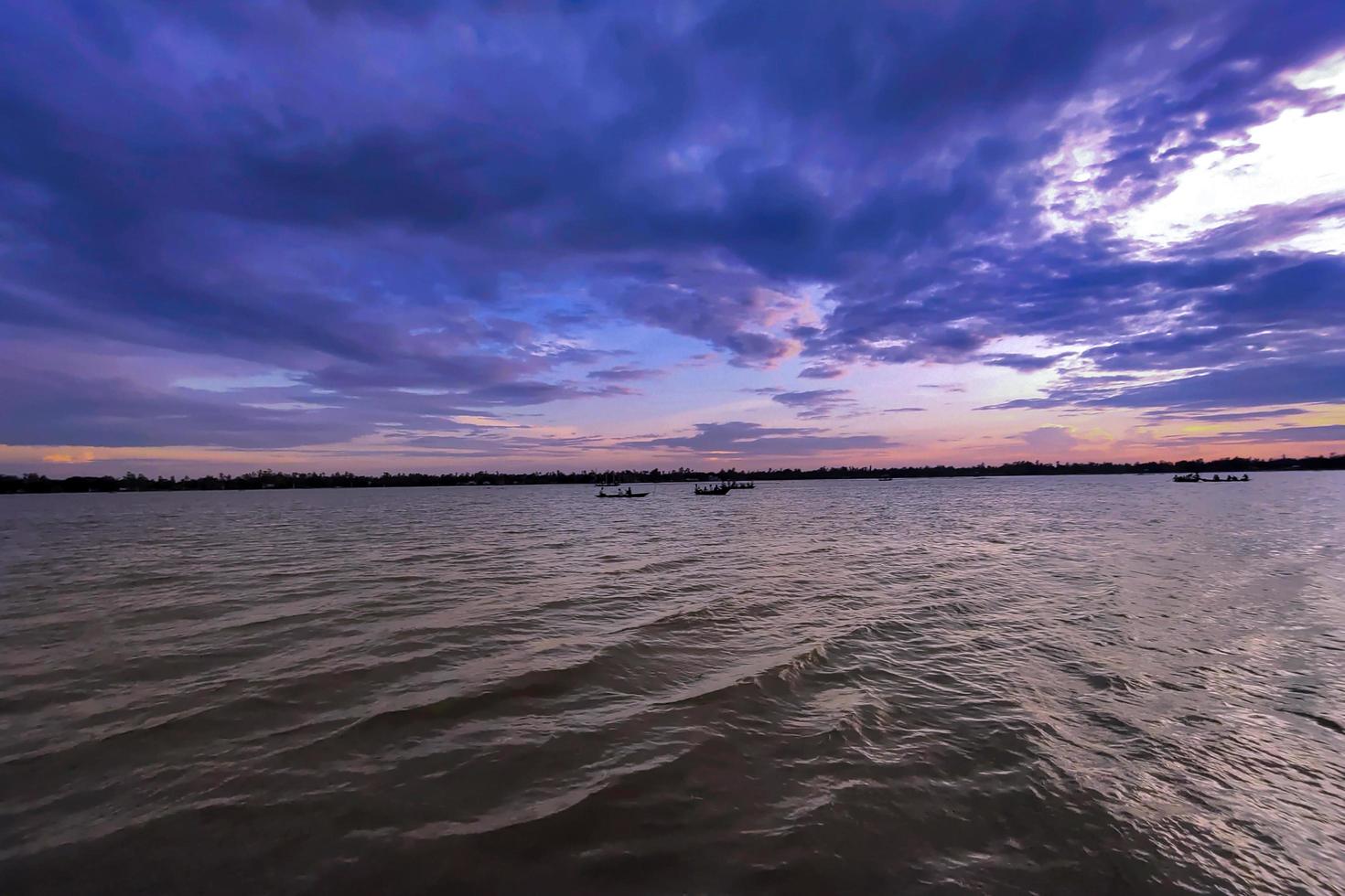 bellissimo natura paesaggio sfondo sfondo con lago e blu cielo fotografia foto