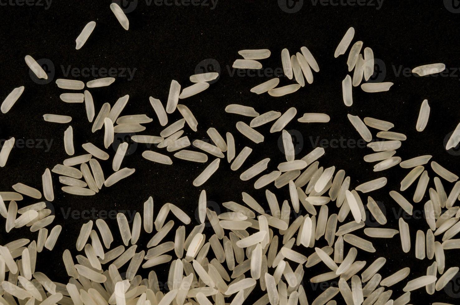 bianca riso su nero sfondo foto