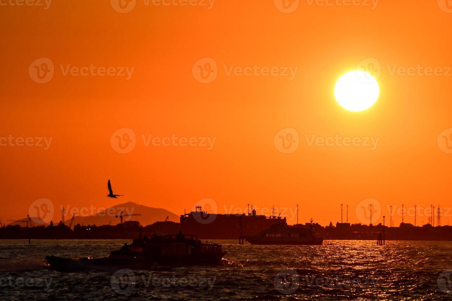 tramonto sul mare foto