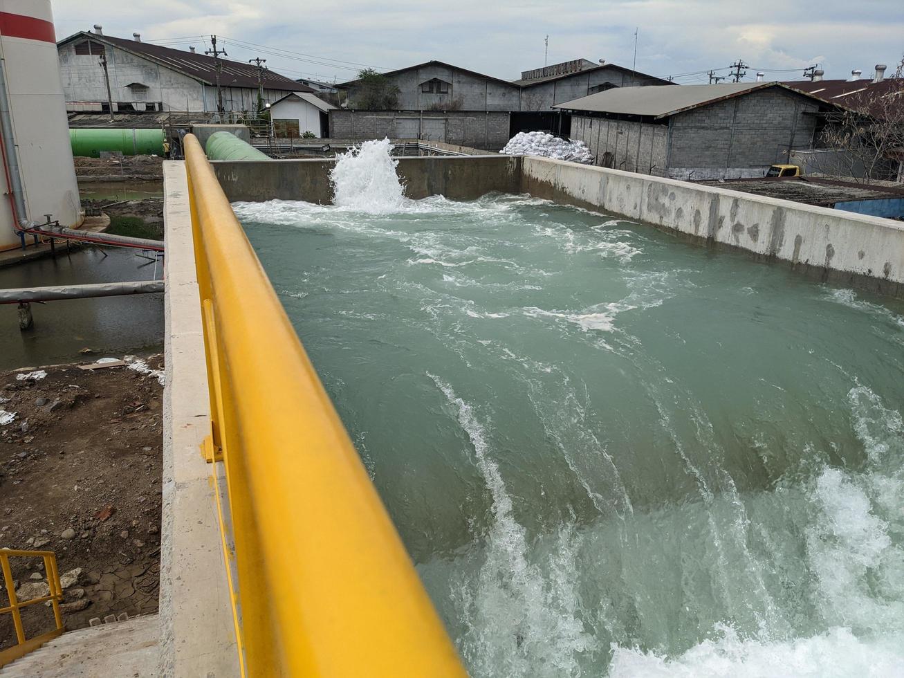 struttura e superficie di acqua di mare autunno su il energia pianta con schiumogeno su il sbocco. il foto è adatto per uso per industria sfondo, ambiente manifesto e natura contenuto.