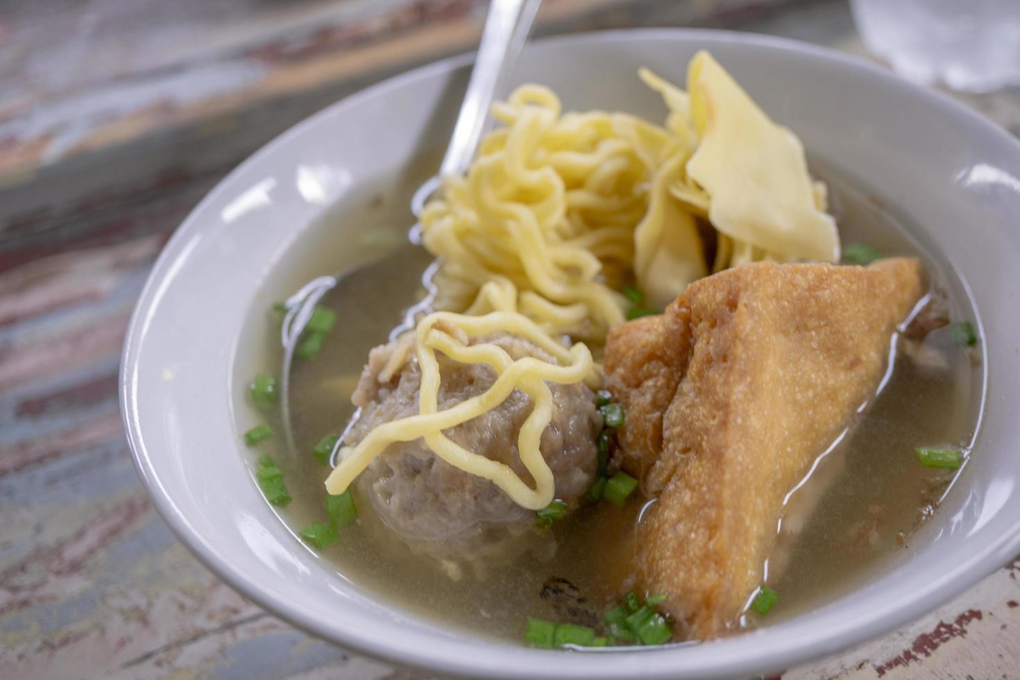 vicino su foto di Bakso, tradizionale polpetta di malang Indonesia, con tagliatelle e tofu. il foto è adatto per uso per tradizionale cibo sfondo, tradizionale cibo manifesto e cibo soddisfare media.