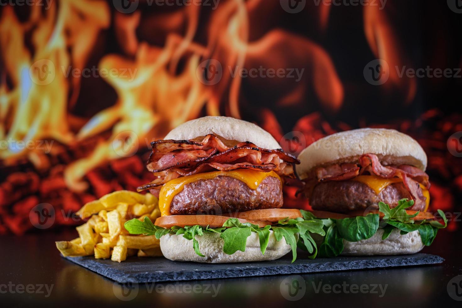 hamburger con patatine fritte con piatto foto