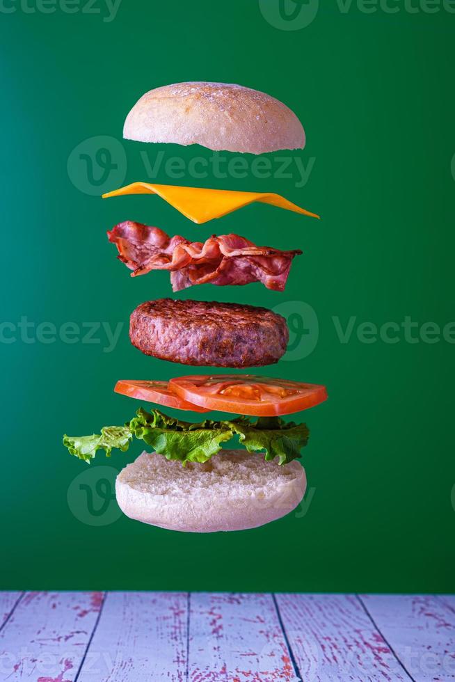 hamburger galleggiante con pancetta e formaggio foto